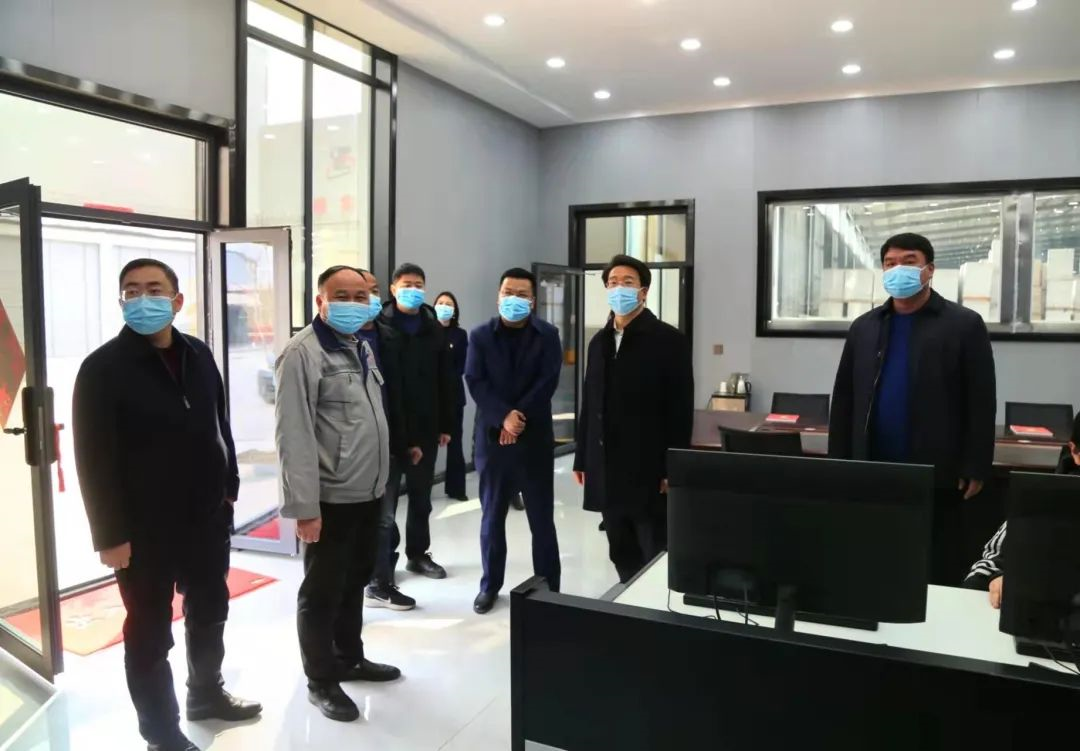 新密市市委副書記、市長(zhǎng)程洋調(diào)研新密市正興耐火材料有限公司，送服務(wù)強(qiáng)信心，沖刺首季“開(kāi)門紅”！(圖1)